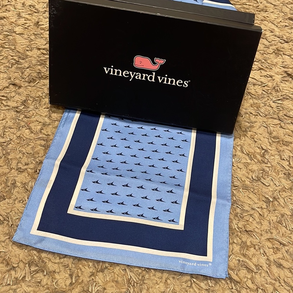 New Vineyard Vines Scarf